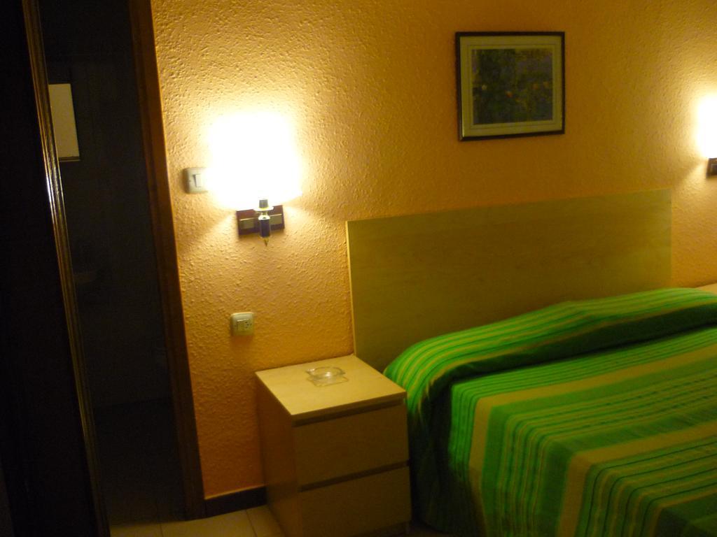 Hostal El Centro Huesca Szoba fotó