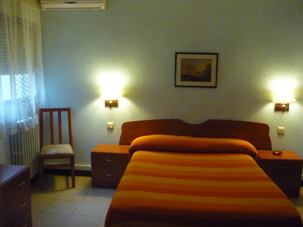 Hostal El Centro Huesca Szoba fotó
